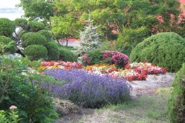 <p>สวนดอกไม้แสนสวยและสดชื่นรอบโบสถ์รัสเซีย</p>