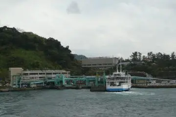 <p>ท่าเรือบนเกาะ การเดินทางไปภูเขาไฟซากุระจิม่า มีเรือเฟอรี่เชื่อมระหว่างท่าเรือบนแผ่นดินใหญ่ ณ อ่าวคาโกชิม่า (เดินจากสถานีรถไฟคาโกชิมา 10 นาที) และท่าเรือบนเกาะ ให้บริการตลอด 24 ชั่วโมงทุกวัน ค่าโดยสารคนละ 150 เยน</p>