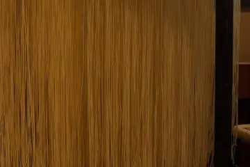 Udon buatan tangan yang digantung untuk dikeringkan