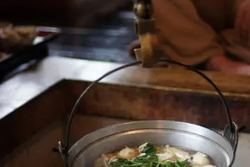 Dimasak dengan menggunakan panci dan arang