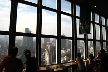 <p>มุมหนึ่งของ&nbsp;Caf&eacute; la Tour คาเฟ่สไตล์ฝรั่งเศสที่เสิร์ฟอาหารง่ายๆ ที่อยู่ด้านบนหอคอยโตเกียว (Tokyo Tower) พร้อมกาแฟหอมกรุ่นที่ให้เราได้นั่งชิลล์ชมเมือง หรือจะเลือกยืนชิลล์พักผ่อนบริเวณเค้าเตอร์ริมกระจกสูงบานใหญ่ที่ใกล้ชิดกรุงโตเกียวได้มากยิ่งขึ้นอีกด้วย</p>