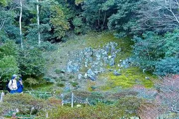 <p>กองสวนหินที่สวนด้านบน (อาจเคยเป็นสุสานมาก่อน)</p>