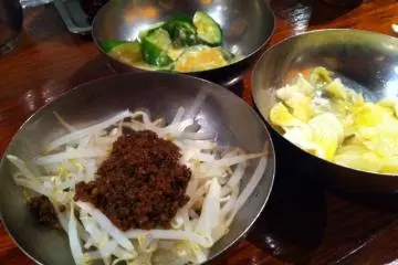 There are three side options (try the moyashi).