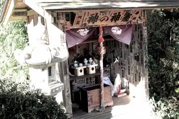 Suatu altar kecil yang saya temukan dalam perjalanan kembali