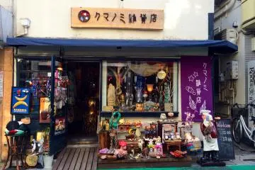 Les étals des antiquaires jonchant le quartier