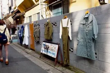 Des vêtements répandus dans les rues