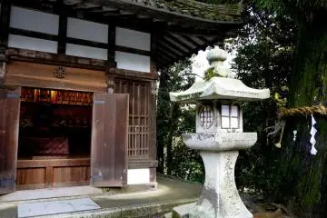 <p>โคมไฟหินข้างวิหารวัดหลังหนึ่ง</p>

<p></p>

<p></p>

<p></p>