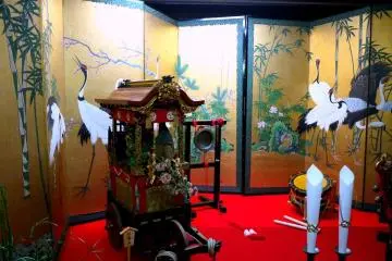 โมเดิลของรถแห่เล็กๆ ตั้งอยู่หน้าฉากที่สวยมาก