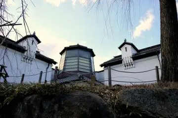 <p>The museum is in a modern building, yet it has a very traditional vibe to it, due to the use of tiles, plastered walls and small narrow windows</p>