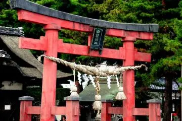 Tali hias digantung dari torii di halaman kuil