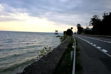 Mendekati kuil di jalan sisi danau