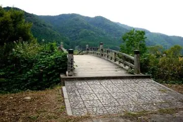 역 근처 호수의 다리
