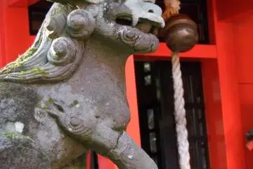 A pair of dog-like animals sit in front of the main shrine building. These are not dogs, although we call them koma-inu (koma-dogs).