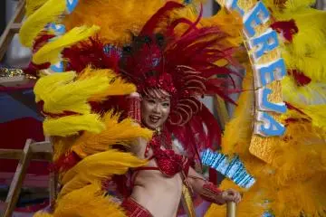 Dancer up in a char during Asakusa Samba Festival in 2013 (Photo: Marie Darnis)