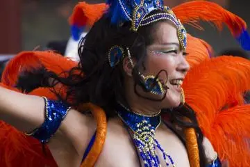 Smiling dancer on the ground during Asakusa Samba Festival in 2013 (Photo: Marie Darnis)