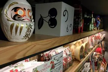 <p>Dry tochiotome and a&nbsp;daruma doll</p>