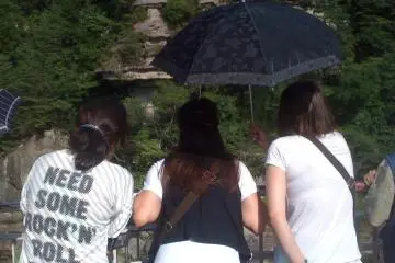 <p>My friends were brave enough to look out over the edge&nbsp;</p>