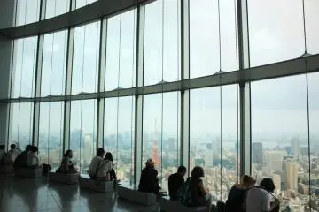 <p>ชิลล์ชมกรุง : ที่ชั้น 52 ของ Tokyo City View นั้น เป็นจุดชมวิวผ่านกระจกใสบานใหญ่ ซึ่งนี่คืออีกหนึ่งมุมยอดนิยมที่เราสามารถนั่งชมหอคอยโตเกียวพร้อมวิวสวยในมุมสูงได้อย่างสบายๆ ไม่มีมีเบื่อ</p>