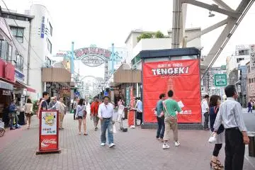 <p>ใต้หอคอย Tsutenkaku นั้นเป็นจุดนัดพบทั้งยามกลางวันและกลางคืน</p>