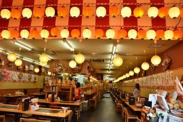 <p>&nbsp;ภายในร้าน Kushi-katsu นั้นถูกประดับตกแต่งด้วยไฟอย่างมีเอกลักษณ์</p>