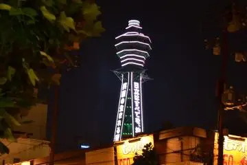<p>หอคอย Tsutenkaku ที่คอยส่องสว่างและพยากรณ์อากาศให้กับชาวโอซาก้า</p>