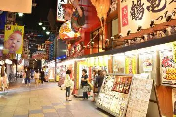 <p>หน้าร้าน Kushi-katsu ต่างประดับประดาเรียกลูกค้าด้วยบรรดาของทอดเสียบไม้หลากหลายแบบ</p>