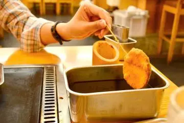 <p>การกิน Kushi-katsu จะมีธรรมเนียมการจิ้มน้ำจิ้มเพียงครั้งเดียว หากจิ้มซ้ำทางร้านจะต้องเปลี่ยนถาดน้ำจิ้มเลย</p>