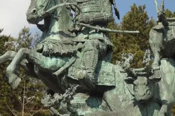 You can see a statue of So-un Hojo at the west exit of JR Odawara station.