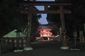 At just after 6AM, the shrine was dark, cold, and mysterious