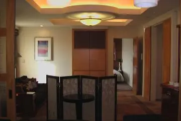 <p>ห้องรับแขกเมื่อมองไปจากห้องประชุมใน Presidential Suite</p>

<p></p>

<p></p>