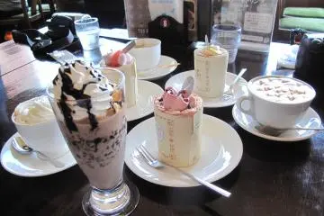 <p>เครื่องดื่มและขนมอร่อยของช็อกโกแลต เล้าจ์ ภายในสวนชิโรอิ โคอิบิโตะ</p>