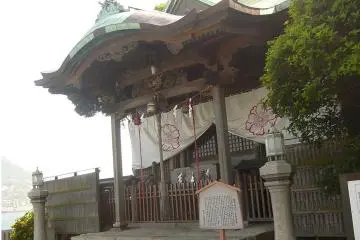 <p>ศาลเจ้า (ชินโต) เมการิ Mekari Shrine เป็นสถานที่ชมวิวช่องแคบกันมอนได้ดี ตั้งอยู ณ ฝั่งเกาะคิวชู ทุกวันปีใหม่จะมีประเพณีเก็บสาหร่ายจากทะเลมาบูชาเทพเจ้า นี่คืออาคารหลักของศาลใช้ประกอบพิธีกรรม&nbsp;</p>