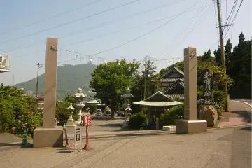 <p>ภายในบริเวณศาลเจ้าเมการิ</p>