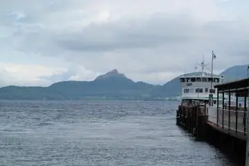 <p>ท่าเรือริมทะเลสาบโทยาอันสวยงามและโรแมนติก</p>