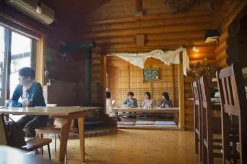 <p>กระท่อมไม้มีห้องที่ปูเสื่อ tatami ข้างๆห้องอาหารหลัก โปรดสังเกตเตาผิงที่ใช้ไม้เป็นเชื้อเพลิงที่อยู่หลังโต๊ะทางซ้าย</p>

<p></p>

<p></p>

<p></p>

<p></p>

<p></p>