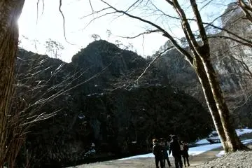 <p>ลงจากเรือเพื่อเดินชมบริเวณด้านในของผางามเกบิเคย์</p>