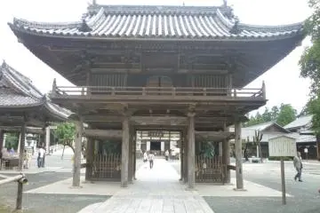 Toyokawa Inari, Buddhist gate (Photo: PPF)