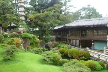Behind the Buddhist half of Tokokawa Inari is a splendid garden (Photo: PPF)