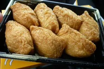<p>ข้าวปั้นห่อเต้าหู้หวานทอด รสชาติดีอย่าบอกใคร !</p>