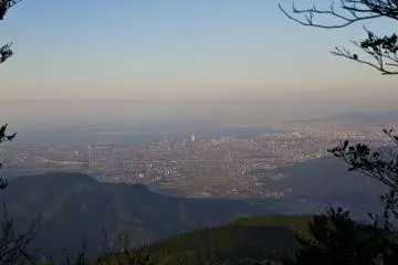 <p>วิวเมืองฟุกุโอกะและอ่าว Hakata จากยอดเขาสูง 967 เมตร (3173 ft)</p>

<p></p>