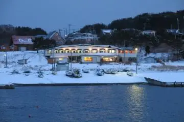 <p>ร้านอาหารและโรงแรมโยะโบะโซะปกคลุมด้วยหิมะ</p>