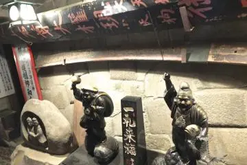 사당 아래 동굴에서