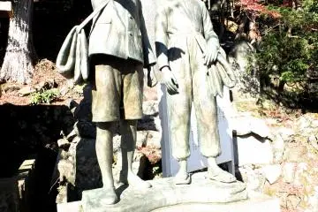 사당 뒤편