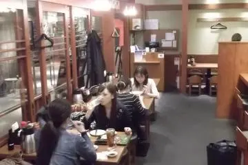Lebih mentereng daripada kedai mie yang ada di gang-gang Fukuoka