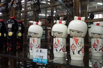 <p>โกะเกะชิ (Kokeshi) เป็นตุ๊กตาญี่ปุ่นที่ทำจากไม้ทรงกระบอก มันสวย และเป็นของที่ระลึกที่ดี</p>