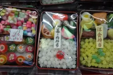 <p>คอมเปะอิโตะ (Kompeito) หรือ 'ลูกอมน้ำตาล' ถูกนำมายังญี่ปุ่นในปี 1550 โดยชาวโปรตุเกส และก็ได้รับความนิยมนับแต่นั้นมา</p>