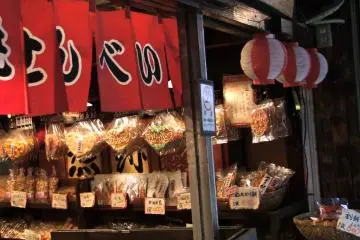 <p>ร้านนี้ขาย เซ็นเบะอิ (sembei) ข้าวเกรียบญี่ปุ่น</p>