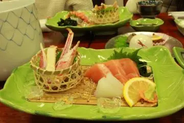 <p>ซาซึมิปลาดิบและขาปูยักษ์</p>