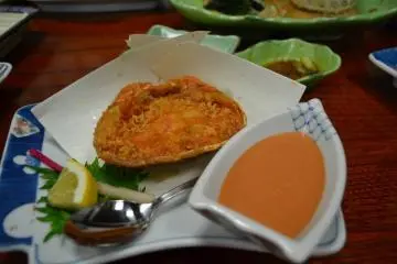 <p>เนื้อปูทอดแบบdeep friedในกระดอง</p>