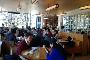 <p>บรรยากาศและความคึกคักยามเช้าภายในร้าน Bills ที่หนุ่มสาวชาวโตเกียวมาต่อแถวรอคิวกันตั้งแต่ร้านยังไม่เปิดกันเลยทีเดียว</p>